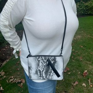 Gap crossbody bag in snakeskin